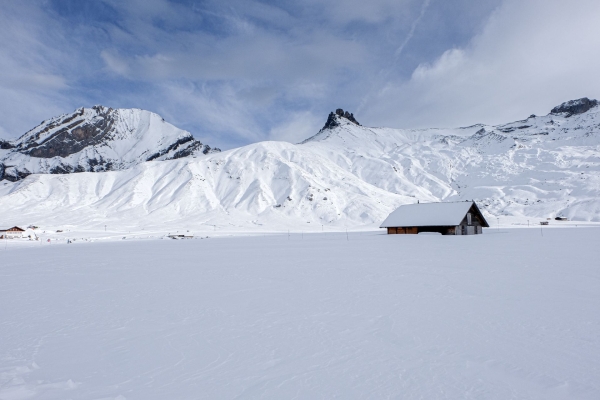 Une boucle par un haut-plateau enneigé