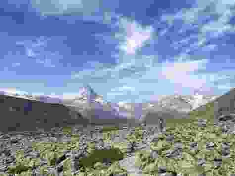 Steinig geht es aufwärts. Das Matterhorn im Rücken.