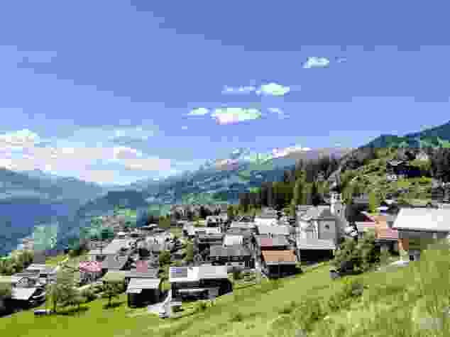 Il soleggiato villaggio montano di Siat con veduta sul Reno anteriore.