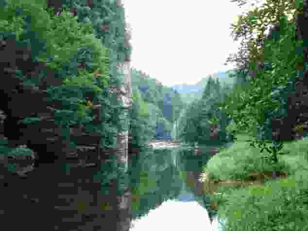 Le Doubs presque immobile près de Chervillers.