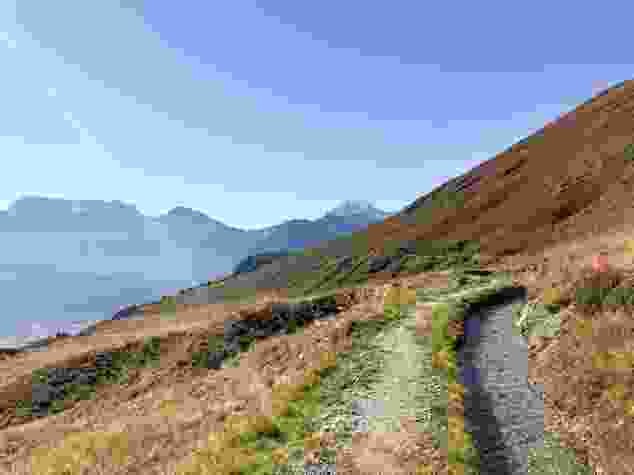 Il sentiero si snoda tranquillo lungo il canale d’irrigazione Nessjeri e offre vedute panoramiche.