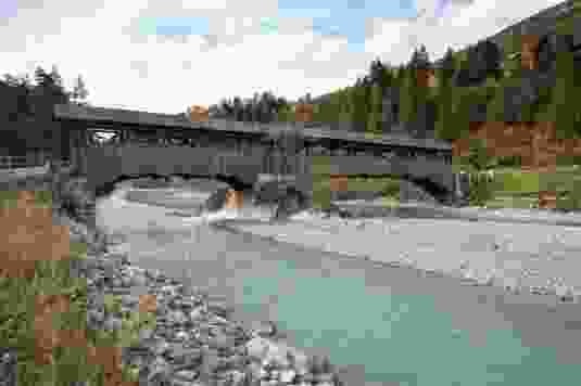 Alte Holzbrücke über den Inn beim Start der Tour in Sur En, Camping.