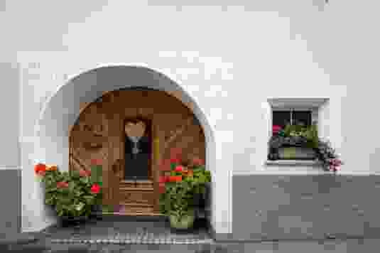 In Sent lohnt sich ein Rundgang durchs Dorf. Hier begegnet man manch einem mit Sgraffito verzierten Haus.
