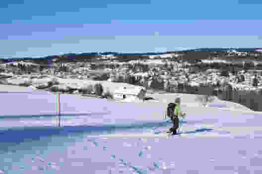 Kurz vor dem Ziel: über offene Felder führt der Trail in die Uhrenstadt Le Locle. Bild: Markus Ruff