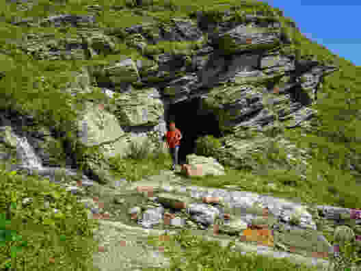 Der Wanderweg führt auch durch zwei Tunnels. Bild: Fredy Joss