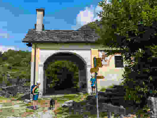 Bei der Capela de la Pioda verzweigt sich der Rundweg. Bild: Franz Ulrich