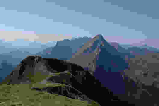 Die Aussicht von der Hochmatt ist abwechslungsreich. Der Blick Richtung Ost zeigt die Kette der Vanils.