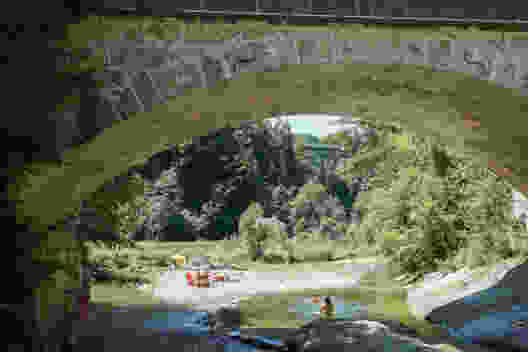 Bei der alten Schwarzwasserbrücke gibt es einen beliebten Badeplatz. Bild: Reto Wissmann