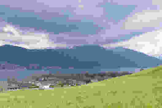 Kurz vor dem Ziel: Blick auf den Thunersee, im Hintergrund das Sigriswiler Rothorn in den Wolken und das Niederhorn. Bild: Kim Bütikofer
