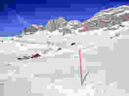 Der Winterwanderweg ist auf der ganzen Strecke mit pinken Pfosten gut markiert. Bild: Claudia Peter