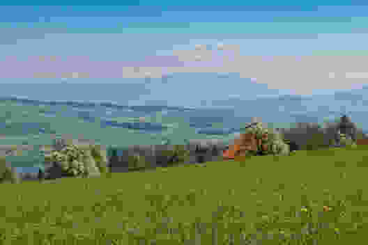 De la chaîne de collines des Erlosen, vue sur le lac de Baldegg et les Alpes. Photo: Susanne Frauenfelder