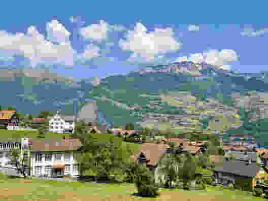 Die Wanderung führt auch durch charmante kleine Ortschaften wie Filzbach. Bild: Simon Liechti