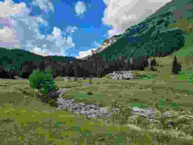 Il Brenno del Lucomagno scorre in modo pittoresco attraverso la Valle Santa Maria.