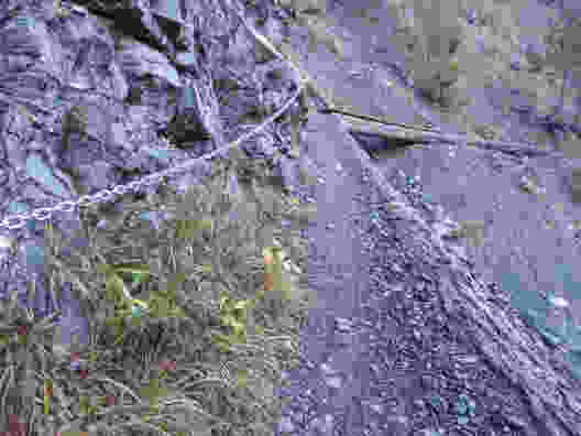 Ponts, passerelles et chaînes permettent de traverser aisément les gorges de la Clemgia. Photo: Sabine Joss