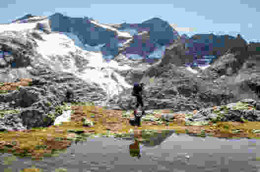 Auf dieser Alpinwanderung spielen Bergseen die Hauptrolle. Bild: Jon Guler