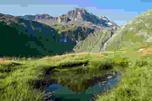 Les Ritzhörner se reflètent dans un étang du Lengtal. Photo: Fredy Joss