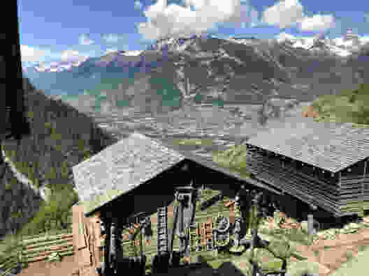 Uno dei numerosi edifici in legno tradizionali («raccard») tipici del villaggio di Isérables. Foto: Ulrike Marx