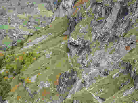 Le chemin de randonnée serpente le long des rochers jusqu’à l’auberge du Bäregg. Photo: Sabine Joss