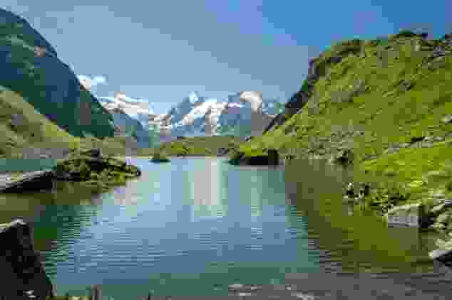 Am Lac de Louvie. Die Cabane mit Blick auf den Grand Combin sitzt auf dem Hügel am anderen Ende des Sees.