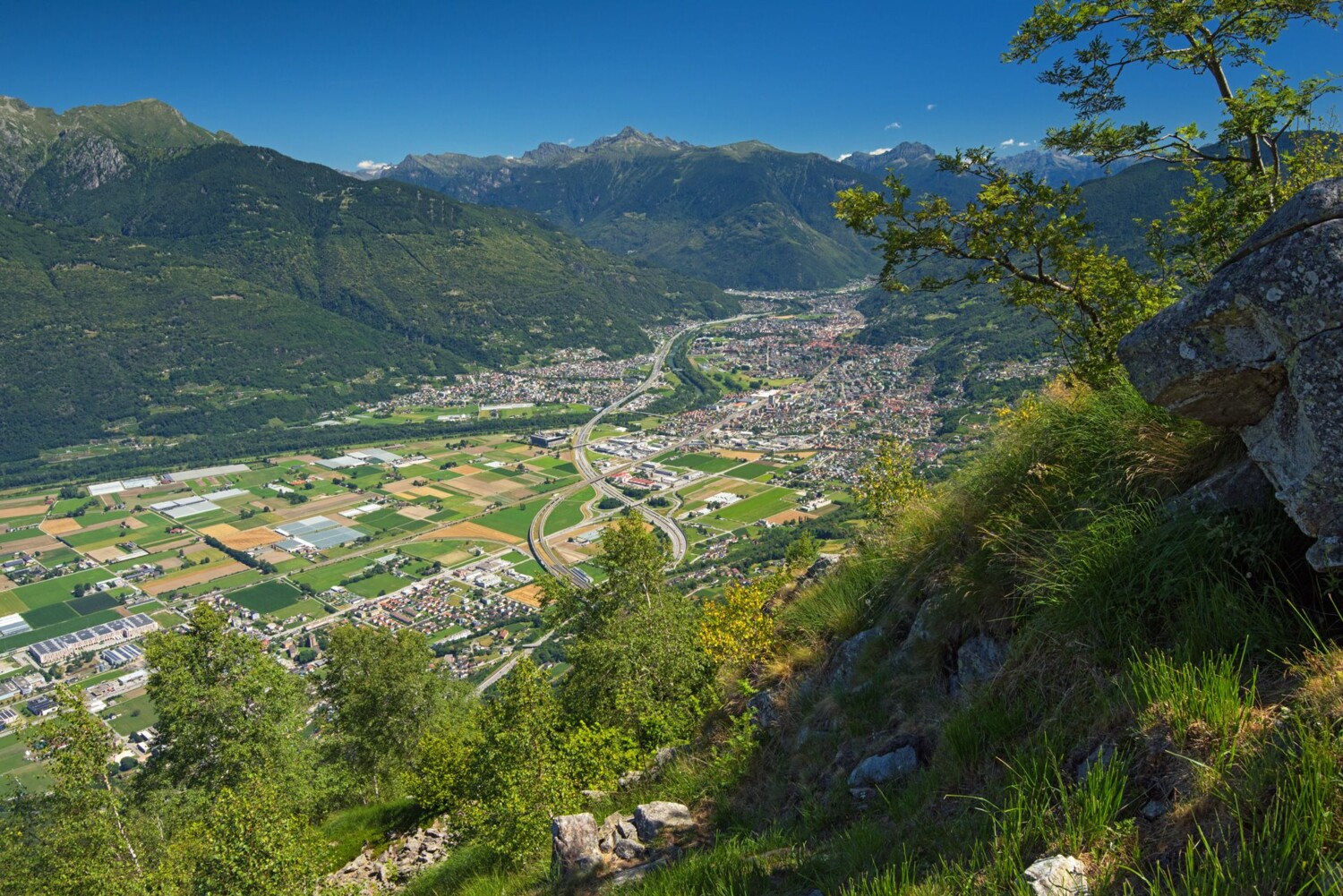 L’enchevêtrement de la circulation sur le plateau de Magadino. Le nouveau tunnel ferroviaire et l’autoroute mènent sous et sur le Monte Ceneri.