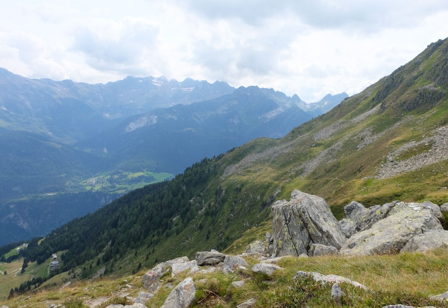 Les premiers sommets du Tessin en vue. Du Passo Predèlp, on voit bien le Campo Tencia et le Basodino.
