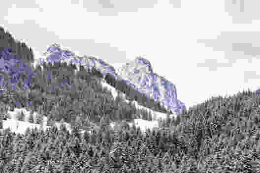 Hinter dunklen Wäldern grüssen die Mythen. Bild: Franz Ulrich