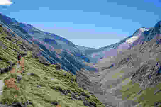 Auf dem Weg hinein ins Furggtälli. Zuhinterst der Antronapass und rechts das vergletscherte Stellihorn. Bild: Fredy Joss