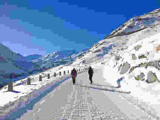 Auf dem Weg nach Tiefenbach: Die Passstrasse gehört den Fussgängern. Bilder: Andreas Staeger