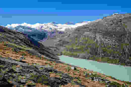 Hoch über dem Mattmark-Stausee wandert man dem Ziel entgegen. Bild: Fredy Joss
