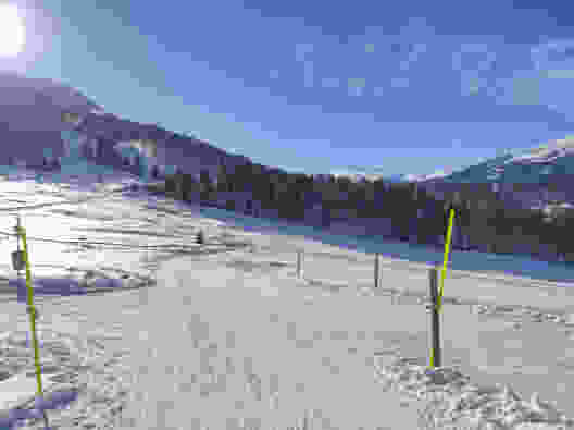 L’hiver, les routes se transforment en pistes de luge et chemins de randonnée hivernale. Photo: Michael Dubach