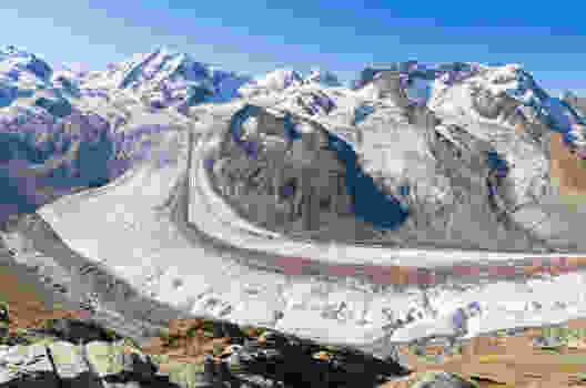 Überwältigend: Monte Rosa, Liskamm und Breithorn mit ihren Gletschern. Der mächtige Arm in der Mitte ist der Grenzgletscher, links der Gornergletscher. Bild: Andreas Wipf