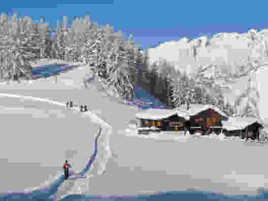 Genussreich wandert man über die winterliche Hochebene. Bild: Bürchen Unterbäch Tourismus
