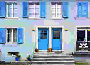 Séparation ou cohabitation? Maison d’habitation à deux portes.