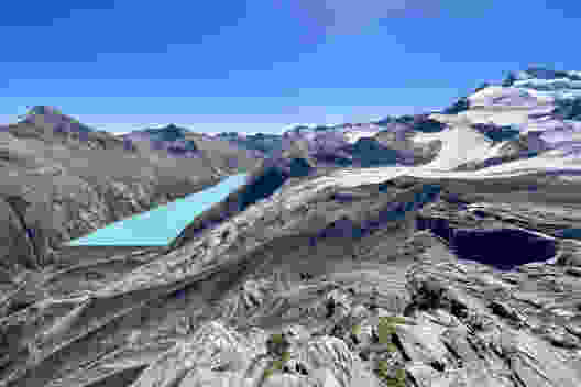 Vue sur le lac de Mattmark depuis le sommet du Petit Allalin. Photo: Pascal Bourquin