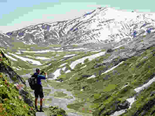 Nach dem Pass Diesrut öffnet sich der Blick in Richtung Greinaebene. Bild: Reto Wissmann