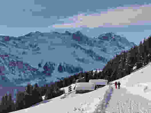 Im Abstieg von der Brunnihütte nach Ristis, Ausblick ins Tal der Engelberger Aa, rechts der Huetstock. Bild: Andreas Staeger