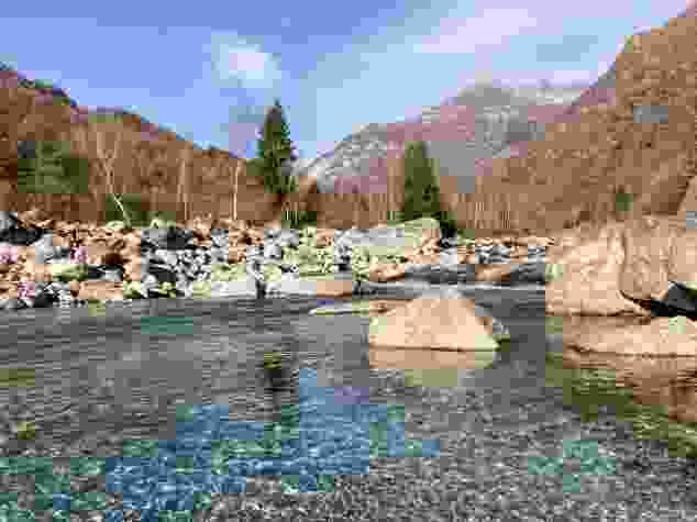 Das Wasser der Verzasca ist glasklar.