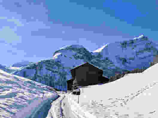 Bei Hinterem See mit Blick zum felsigen Spitzhorn.