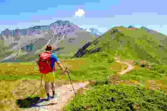 Die Wanderung führt über einen Kamm. Nächstes Ziel ist der Mont Brûlé.