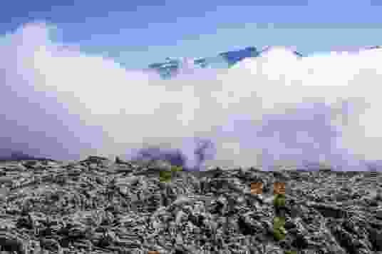Auf steinigem Terrain mit Blick auf die Pointe d’Aveneyre und deren Nachbargipfel.