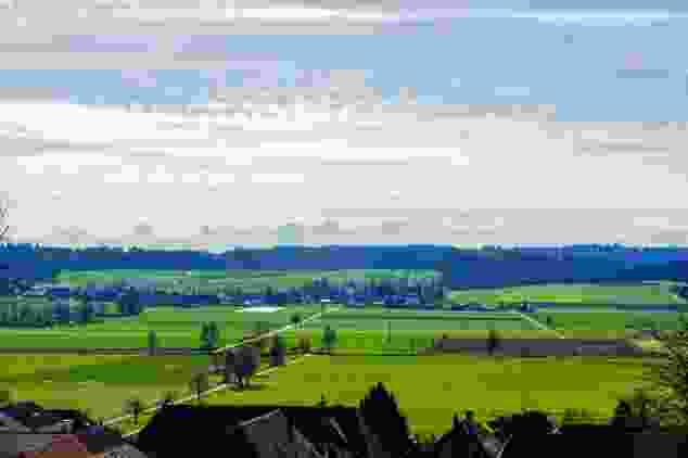Vue magnifique sur la vallée plate de la Limpach et les Alpes en arrière-plan