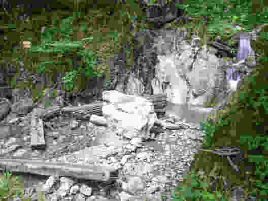 L’attraversamento del torrente è messo in sicurezza con una fune che funge da parapetto. Foto: Daniela Rommel