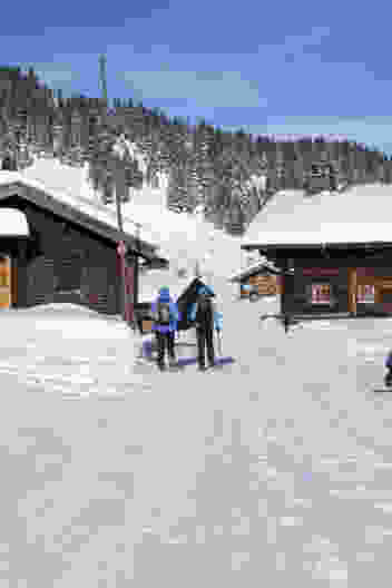 Die Schneeschuhwanderung quert als Erstes den Alpweiler Morgex. Bild: Elsbeth Flüeler