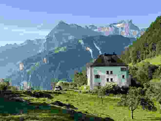Le château de Beroldingen devant le Gitschen. A l’arrière-plan, la chaîne de l’Uri Rotstock