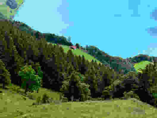 Fast schon tropische Farben: Tiefblick vom Sädel auf dem Lungerersee. Bild: Sabine Joss
