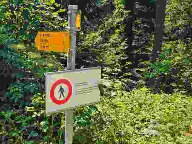 Ein Schild weisst auf die Öffnungszeiten der Schlucht hin – sie ist von Anfang April bis Ende Oktober geöffnet.