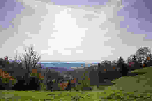 Vue dégagée sur la colline du château du Schauenberg en direction de la vallée de la Töss et de la Suisse centrale.
