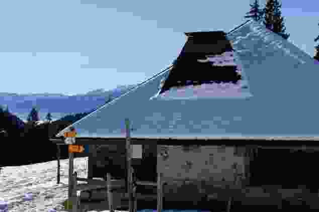 Die Alp Vuichouda mit dem typischen freiburger Chalet mit der Borne, dem offenen Kamin.