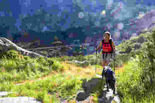 Le chemin de randonnée est bien intégré dans le paysage. En arrière-plan, la route du col du Grimsel. Photo: Franz Ulrich