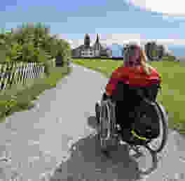 Der Weg – hier kurz vor dem Kloster Mariazell-Wurmsbach – ist auch mit dem Rollstuhl problemlos zu bewältigen.